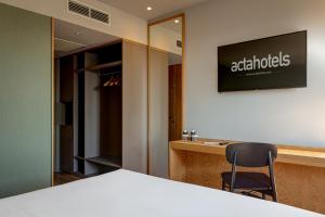 a room with a table and a chair and a mirror at Acta The Clover in Porto