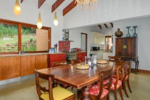 Un comedor con mesa y sillas de madera. en San Lameer Villa 5910 - 4 Bedroom Luxury - 8 pax - San Lameer Rental Agency, en Southbroom