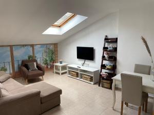 A television and/or entertainment centre at VTZ El Balcón de Rey Alfonso V