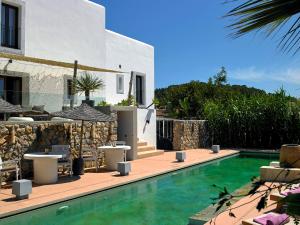 una villa con piscina e una casa di The Giri Residence a San Juan Bautista