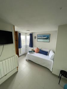 1 dormitorio con 1 cama y TV de pantalla plana en Bonito apartamento vistas espectaculares, en Granada