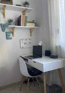 - un bureau blanc avec un ordinateur portable dans l'établissement Apartment With Terrace And Garden Next To Marjan Park - free bikes, à Split