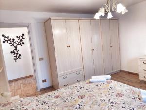 Postel nebo postele na pokoji v ubytování Casa Pepolina, zona tranquilla, piano terra con parcheggio