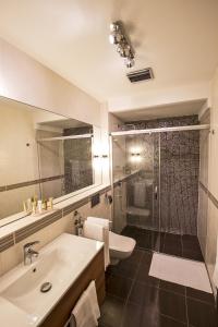y baño con lavabo y ducha. en Zuckmann Villa en Piešťany
