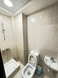 Koupelna v ubytování Wonderful Rooms ' for girls only ' in Dubai TECOM, Al Barsha