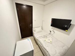 TV a/nebo společenská místnost v ubytování Wonderful Rooms ' for girls only ' in Dubai TECOM, Al Barsha