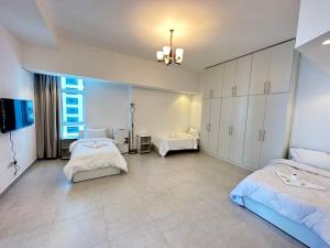 Postel nebo postele na pokoji v ubytování Wonderful Rooms ' for girls only ' in Dubai TECOM, Al Barsha