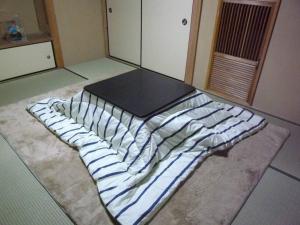 een deken op de vloer in een kamer bij ■屋根付BBQテラスのある貸別荘■1棟貸しなので安全安心■3台分の無料駐車場完備です in Izu