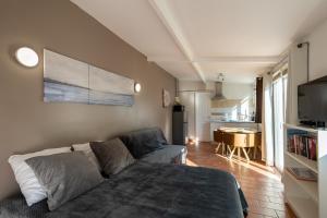 a living room with a couch and a table in it at Gite du stade Grand Studio 2 lits parking in Marseille