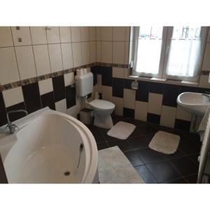 un bagno con vasca, WC e lavandino di Balaton Vendégház Fonyód a Fonyód Altre 26 foto