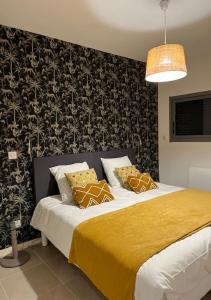 twee bedden in een slaapkamer met zwart-wit behang bij La Perle Marine, Luxe et Raffinement, appartement T4 vue mer in Narbonne