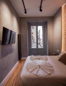 Łóżko lub łóżka w pokoju w obiekcie Plaza España V calle San Bernardino 6BR 6BH