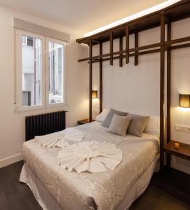 Łóżko lub łóżka w pokoju w obiekcie Plaza España V calle San Bernardino 6BR 6BH