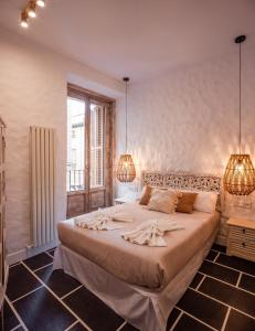 Łóżko lub łóżka w pokoju w obiekcie Plaza España V calle San Bernardino 6BR 6BH
