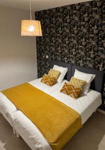- une chambre avec un lit doté de draps et d'oreillers blancs dans l'établissement La Perle Marine, Luxe et Raffinement, appartement T4 vue mer, à Narbonne
