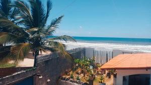 uma vista para a praia a partir da varanda de um resort em Pousada Rainha das Águas em Ilhéus