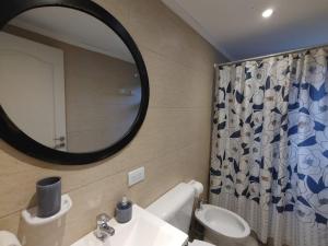 ビージャ・ラ・アンゴストゥーラにあるEl Recuerdoのバスルーム(鏡、洗面台、トイレ付)