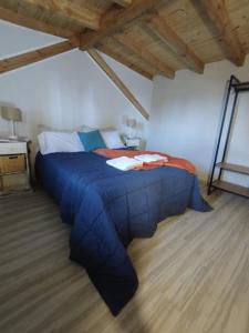 ビージャ・ラ・アンゴストゥーラにあるEl Recuerdoのベッドルーム1室(屋根裏部屋に青いベッド1台付)
