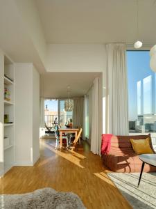 una sala de estar con un sofá y una mesa en Stijlvolle en lichtrijke design penthouse met prachtig uitzicht te Wenduine, en De Haan