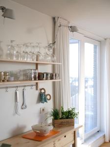 una cocina con ventana y estanterías con platos en Stijlvolle en lichtrijke design penthouse met prachtig uitzicht te Wenduine, en De Haan 43 fotos más