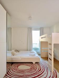 - une chambre avec 2 lits et une grande fenêtre dans l'établissement Stijlvolle en lichtrijke design penthouse met prachtig uitzicht te Wenduine, au Coq