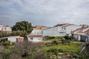 un groupe de maisons et de bâtiments dans une ville dans l'établissement Cabo de Sagres -2 bedroom apartment, à Sagres