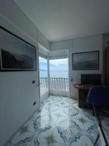 マッサ・ルブレンセにあるVilla sul mareのデスクとドア付きの部屋