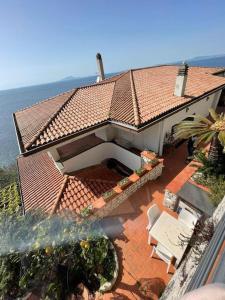 マッサ・ルブレンセにあるVilla sul mareの屋根付きの家屋