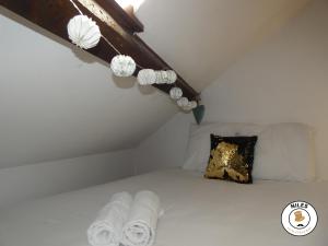Säng eller sängar i ett rum på La Caze Paloise ~ Atypique ~ 100% Fonctionnel