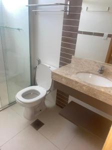 uma casa de banho com um WC e um lavatório em Park Veredas Flat Service em Rio Quente