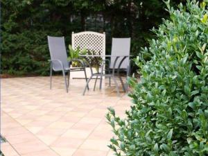 eine Gruppe von Stühlen und einem Tisch in einem Garten in der Unterkunft Ferienwohnung Thiel in Neumark