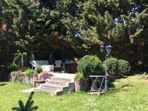 einen Park mit Treppen, einer Bank und einer Straßenbeleuchtung in der Unterkunft Ferienwohnung Thiel in Neumark