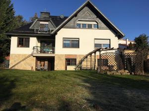 Ein Garten an der Unterkunft Ferienwohnung Thiel