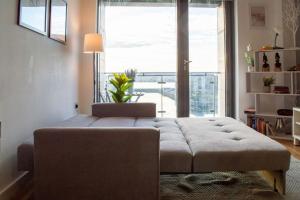un gran reposapiés en una sala de estar con una gran ventana en Stunning Mersey-View Luxury Apartment with Allocated Secure Parking Space en Liverpool
