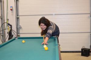 a woman is playing a game of pool at Kainiemen Huvilat in Nurmes