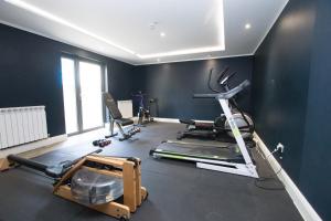een kamer met een fitnessruimte met een loopband en een hometrainer bij Westciti Caroco Aparthotel in Croydon