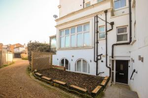 a house with a garden in front of it at Riverside 2 Bedroom Central Kingston Flat in Kingston upon Thames