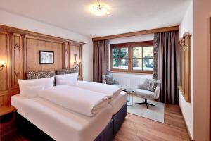 A bed or beds in a room at Hotel Gletscherblick