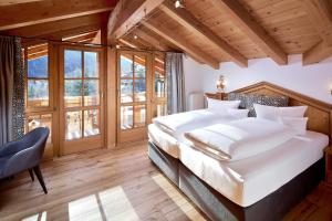 A bed or beds in a room at Hotel Gletscherblick