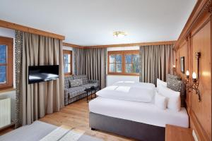 A bed or beds in a room at Hotel Gletscherblick