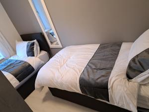 Uma cama ou camas num quarto em SeaView Apartment Suite