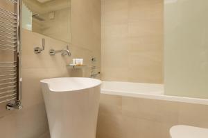 Kúpeľňa v ubytovaní Mokotów Unique & Pet-Friendly Apartment by Noclegi Renters + 12 fotografií