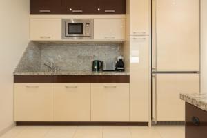Kuchyňa alebo kuchynka v ubytovaní Mokotów Unique & Pet-Friendly Apartment by Noclegi Renters