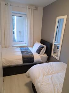 Uma cama ou camas num quarto em SeaView Apartment Suite