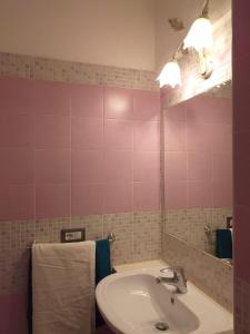La salle de bains est pourvue d'un lavabo et d'un miroir. dans l'établissement BeachFront House - Sant'Angelo Ischia, à Ischia