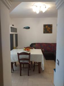 - une salle à manger avec une table et un canapé dans l'établissement BeachFront House - Sant'Angelo Ischia, à Ischia