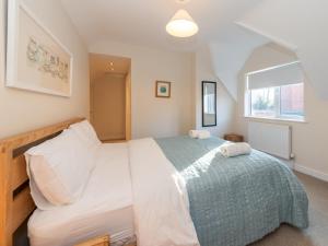 - une chambre avec un grand lit et une fenêtre dans l'établissement Pass the Keys 41C Bath Road Modern Renovated Peaceful House with Garden, à Reading