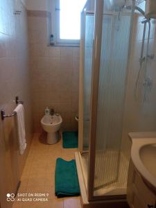 a bathroom with a shower and a toilet and a sink at KING PRIVATE ROOM TRA ARTE MARE CAMPAGNA in Empoli