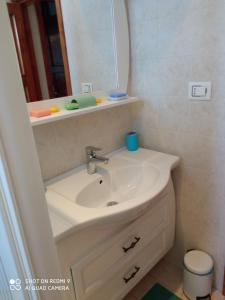 a bathroom with a sink and a mirror at KING PRIVATE ROOM TRA ARTE MARE CAMPAGNA in Empoli