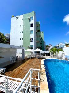 un edificio con piscina y un edificio en Ap Térreo c/ piscina privativa em Cabo Branco, en João Pessoa